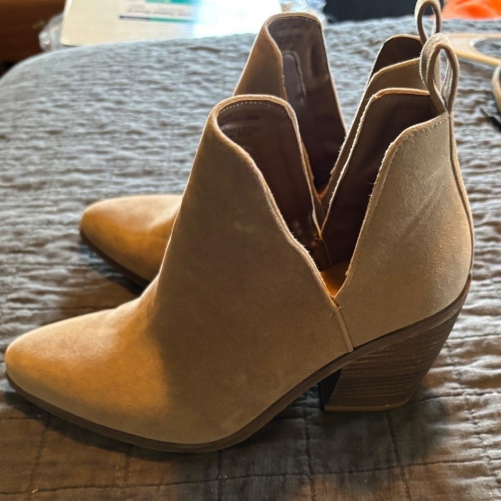 Universal Threads Suede Ankle Booties V Cutout Stacked Heel Taupe Neutral Size 7